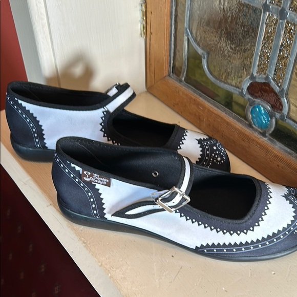 Elegant Black and White Flats with Strap - Picture 7 of 9